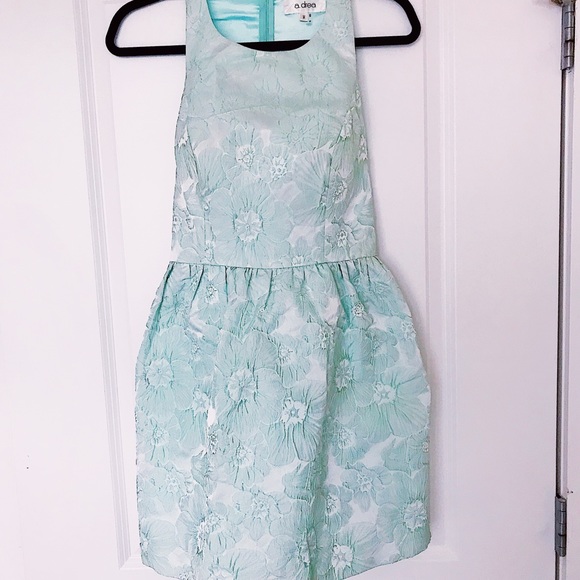 Adorable mint dress with fun open back - Picture 1 of 4